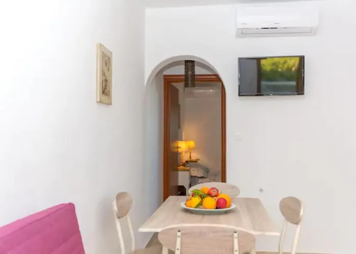 Galante, * アクロティリ